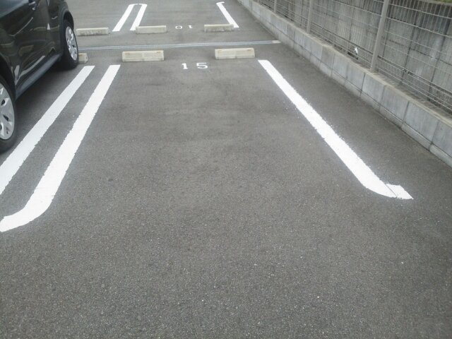 モデッサ　クスミールの駐車場