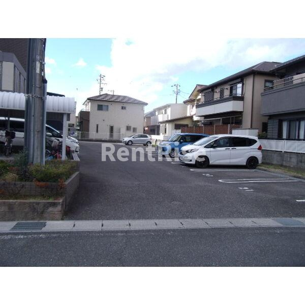 アネックス西町の駐車場