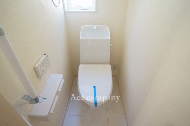 【内観：施工例】 | 東住吉区住道矢田4丁目　【1号棟/全4棟】 | 【同社による同仕様の施工例】トイレは1階と2階の2ヶ所に完備♪ともに同形状のシャワートイレです☆