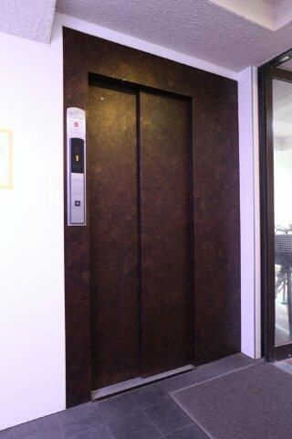 新井ビルのエントランス