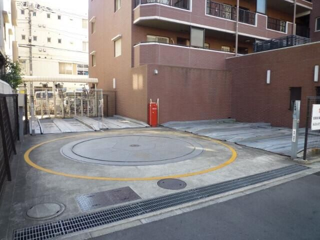 アバン・パルク横浜の駐車場