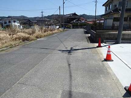 安芸高田市吉田町吉田字鯨多　新築一戸建て(全3棟)の前面道路含む現地写真