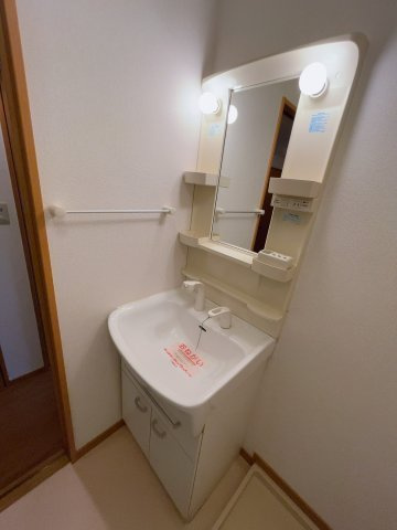 サウスヒルズ緑Bの独立洗面台|別部屋反転間取りのお写真となります。