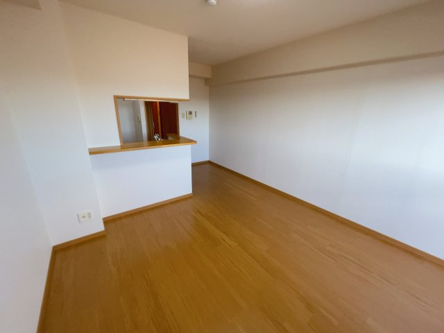 サウスヒルズ緑Bの居間・リビング|別部屋反転間取りのお写真となります。