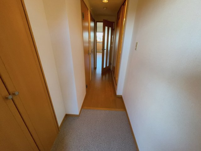 サウスヒルズ緑Bの玄関|別部屋反転間取りのお写真となります。