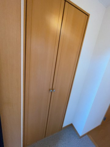 サウスヒルズ緑Bの玄関|別部屋反転間取りのお写真となります。