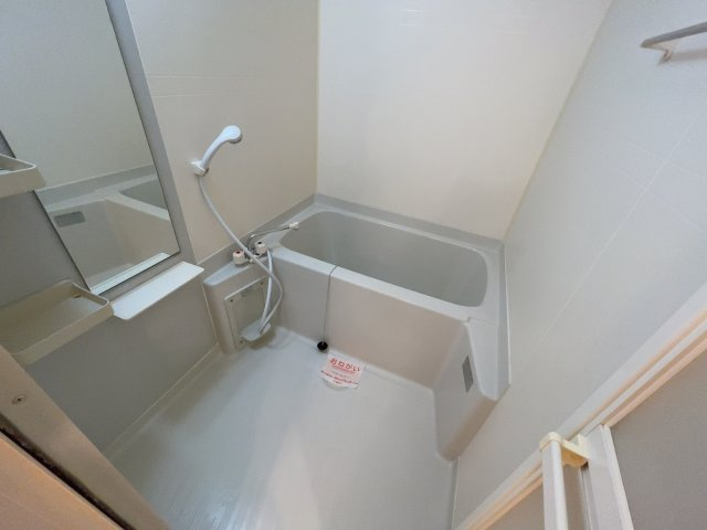 サウスヒルズ緑Bの浴室|別部屋反転間取りのお写真となります。