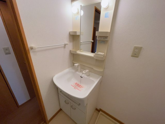 サウスヒルズ緑Bの洗面所|別部屋反転間取りのお写真となります。