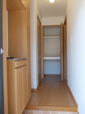 クレメントＢ棟の玄関|明るい玄関です