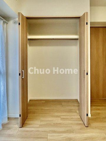 ペルレ五反野の収納|居室にはクローゼットを完備し、自由度の高い家具の配置が叶うシンプルな空間です。お子様の成長と必要になる子供部屋を与えるにはぴったりの間取りですね。