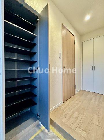 ペルレ五反野の玄関|【玄関】玄関には大型のシューズクローゼットを設置しておりますのでいつでもスッキリりとした空間を保てます。玄関周りを清潔に使うのはとても大事なことですよね。