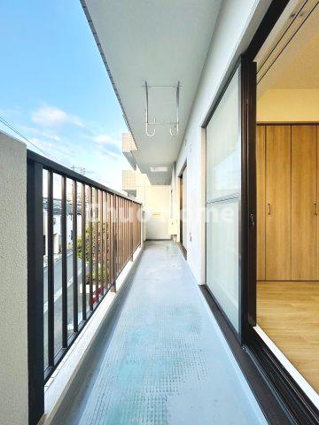 ペルレ五反野のバルコニー|【バルコニー】幅もあって、奥行きもあるゆとりのバルコニー。洗濯物を干したり乾かしたりだけでなく、ただ出てみるだけでも気持ちいいですよ。