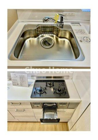 ペルレ五反野のキッチン|【キッチン水栓】キッチン水栓はシャワーヘッドが伸びますのでシンクの隅々まで届きます。【三ツ口コンロ】奥様に好評な三ツ口コンロと魚焼きグリルです。