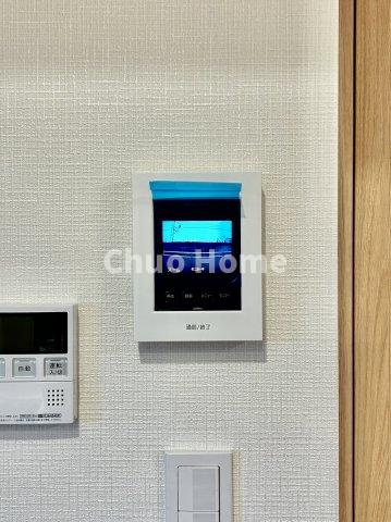 ペルレ五反野のセキュリティ|【モニターホン】誰が来たかすぐにわかるカラーモニター付きインターホン。通話ボタンを押すまでは室内の音は漏れていませんので相手を確かめてから応対できます。