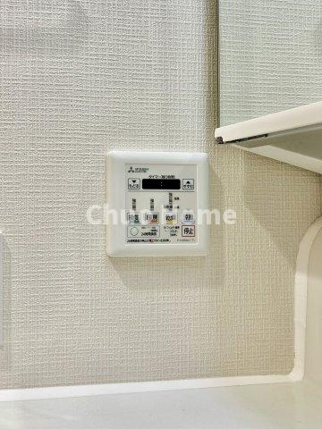 ペルレ五反野の冷暖房・空調設備|【浴室乾燥機】暖房・冷風・換気・乾燥が可能です。毎日を快適に過ごせるうれしい機能が揃っています。雨の日の洗濯物も安心です。