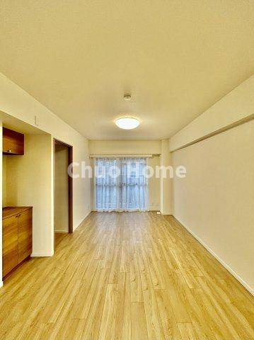 ペルレ五反野の居間・リビング|【リビングダイニング】一日の中で多くの時間を過すことになるリビングダイニングだからこそ、いつも穏やかな空間であることが必然。爽やかな通風と採光を存分に感じる事が出来る空間です。