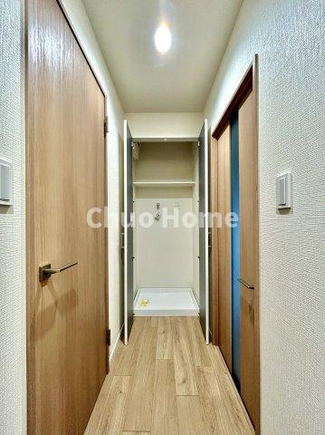 ペルレ五反野のランドリースペース|【ランドリースペース】担当者がスケールを持ち歩いておりますので、ご見学時には現在お使いの洗濯機などがきちんと収まるかなどもチェックして下さい。見学前に測っておくと非常に便利だと思います。