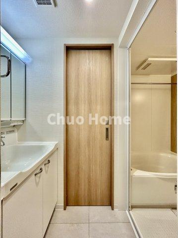 ペルレ五反野の脱衣所|【洗面所】明るい洗面所は朝をすっきりさせてくれる空間です。バタバタしている忙しい朝でも収納が多い洗面台では短い時間で効率良く支度ができます。