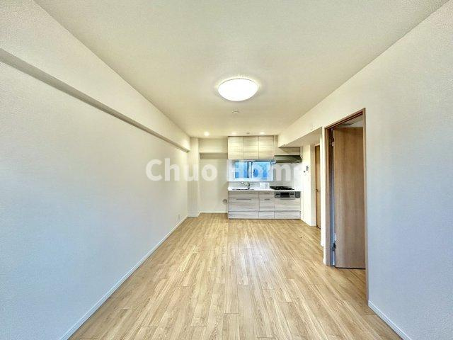 ペルレ五反野の居間・リビング|【居間・リビング】「ＬＤＫは家族団らんをデザイン」広いＬＤＫでは家族が集まり一緒の時間を過ごせる工夫がされております。何気ない一日の当たり前のひとコマがいつか一生の宝物になります