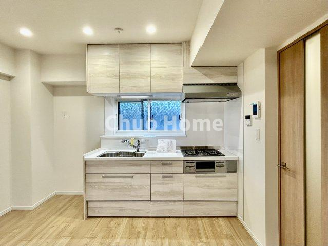 ペルレ五反野のキッチン|ワイドで収納豊富なシステムキッチン