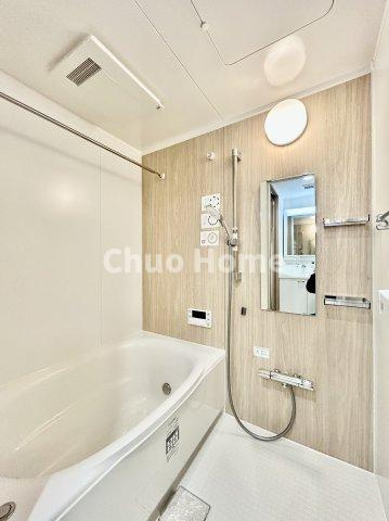 ペルレ五反野の浴室|【バスルーム】暖房換気乾燥機付きシステムバスルーム。暖房・冷風・換気・乾燥など、毎日を快適に過ごせるうれしい機能が揃っています。雨の日の洗濯物も安心です。