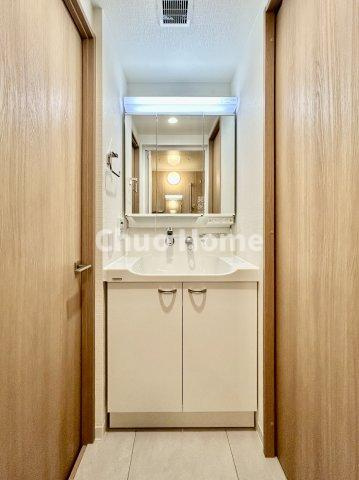 ペルレ五反野の独立洗面台|【洗面化粧台】洗面化粧台には三面鏡を採用。身だしなみを整えやすい事はもちろんですが、鏡の後ろに収納スペースを設ける事により、散らかりやすい洗面スペースをすっきりさせる事が出来るのも嬉しいですね