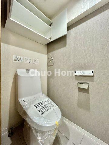 ペルレ五反野のトイレ|【トイレ】 収納スペースをしっかりと確保した温水洗浄便座機能付きトイレ。温水洗浄便座は清潔にお使いいただくための大切なアイテムです。