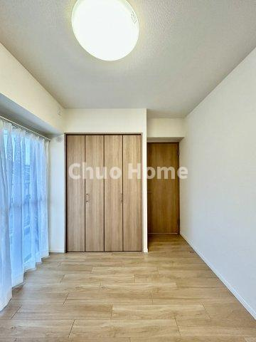 ペルレ五反野の洋室|【洋室】快適に過ごす条件は、一人ひとり違います。だからこそ飾り過ぎないシンプルな内装と偏り過ぎないデザインで統一しております。居住していく中でオーナー様だけの【マイホーム】に創り上げて下さい