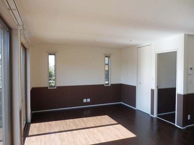 千種町戸建貸家　Ｃ棟の居間・リビング|ゆったりとした居間です