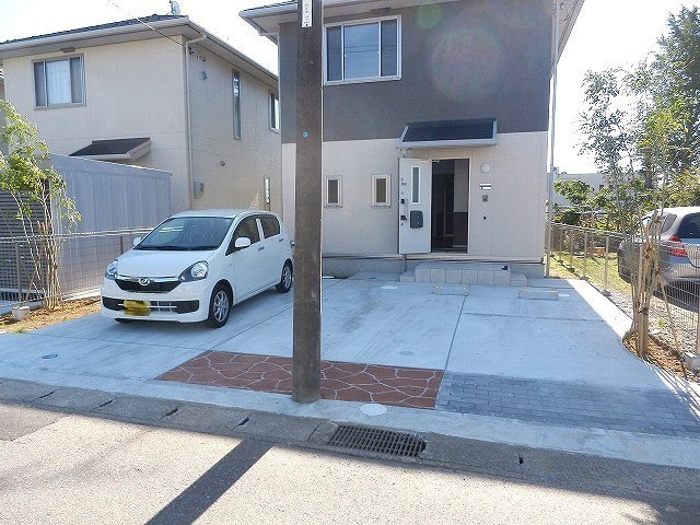 千種町戸建貸家　Ｃ棟の駐車場|外観は落ち着いています