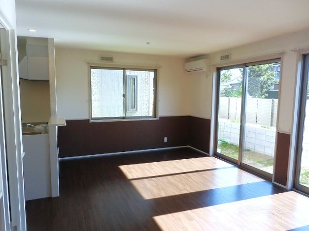 千種町戸建貸家　Ｃ棟の居間・リビング|おしゃれな居間です