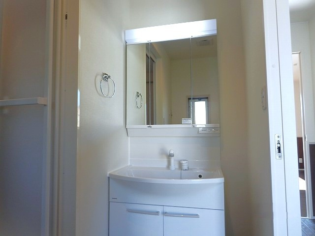 千種町戸建貸家　Ｃ棟の洗面所|スペースが確保できる洗面所です