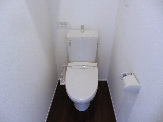 千種町戸建貸家　Ｃ棟のトイレ|コンパクトで使いやすいトイレです