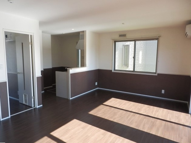 千種町戸建貸家　Ｃ棟の居間・リビング|こちらの居間で趣味の時間をお楽しみください