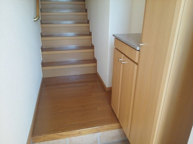 フルール　メゾン　Ｂの玄関|収納もある玄関です