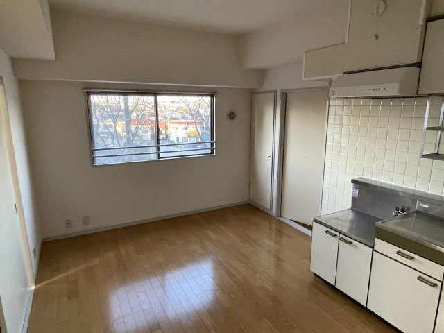 ファミールYKの居間・リビング|※別号室参考写真です