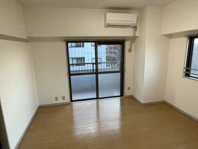 ファミールYKの居間・リビング|※別号室参考写真です