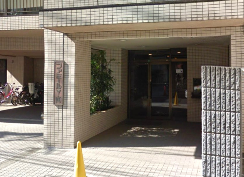 ファミールYKのエントランス