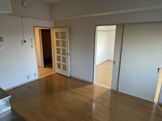 ファミールYKの居間・リビング|※別号室参考写真です