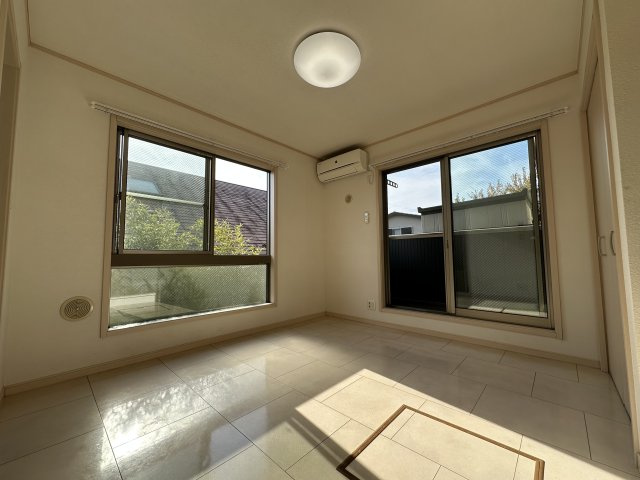 ランドヒルズウエストB棟の洋室