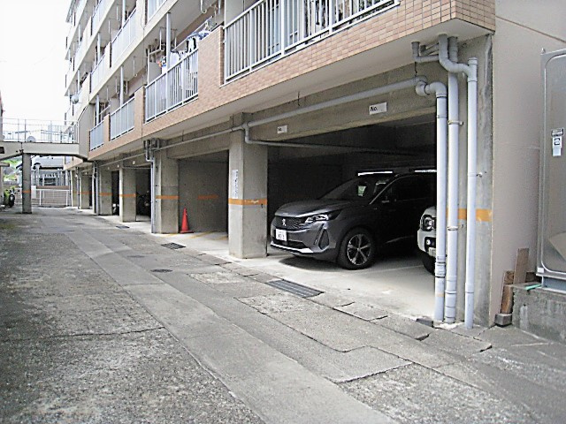 ヤカタハイツの駐車場|カースペースがあります