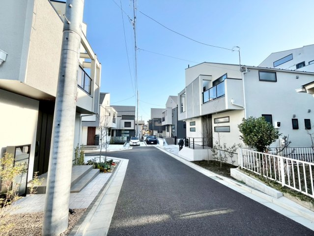 世田谷区野毛1丁目　中古戸建の前面道路含む現地写真|2026.02.28撮影

現地ご見学希望・資料請求などお気軽にお問い合わせ下さい！
03-5990-5201