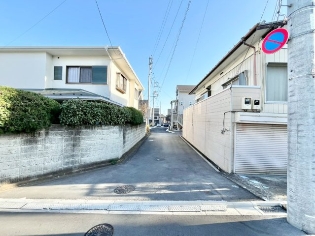 世田谷区野毛1丁目　中古戸建の前面道路含む現地写真|2026.02.28撮影

現地ご見学希望・資料請求などお気軽にお問い合わせ下さい！
03-5990-5201