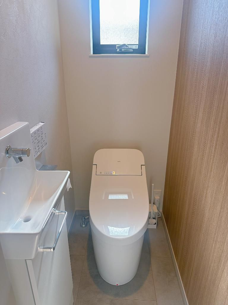 世田谷区野毛1丁目　中古戸建のトイレ|現地写真

現地ご見学希望・資料請求などお気軽にお問い合わせ下さい！
03-5990-5201