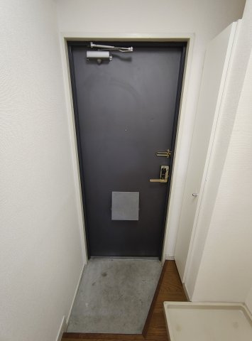 レオパレスこうべ山手の玄関