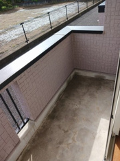 暖かな日差しのふりそそぐバルコニー