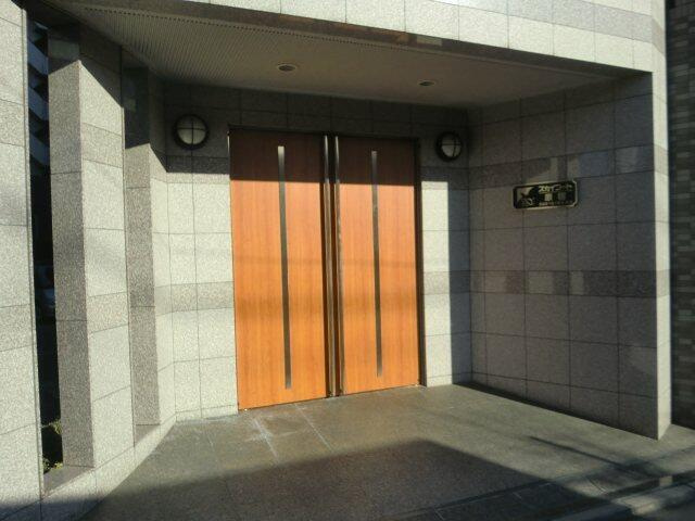 スカイコート原宿のエントランス