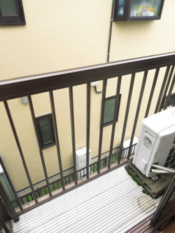 バルコニーからの眺めを楽しみながら食事をしませんか