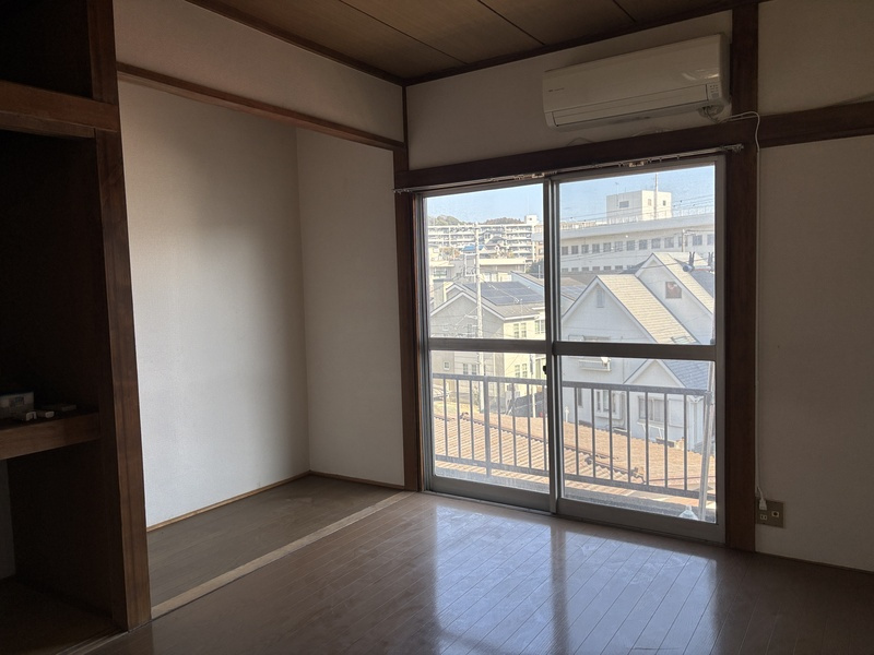 落ち着いた色調の寝室です