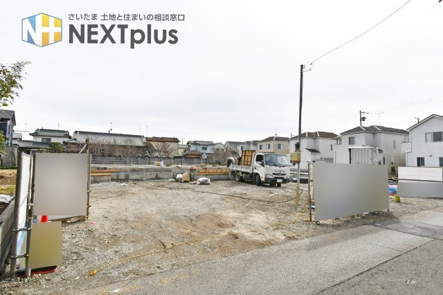 白岡市白岡8期 全2棟の外観|広大な245㎡の敷地を誇る現地は、日当たりと開放感が魅力です。建築中の今だからこそ、強固な基礎や周辺環境をじっくり確認できます。この広い庭で叶える理想の暮らしを、ぜひ現地でご体感ください。